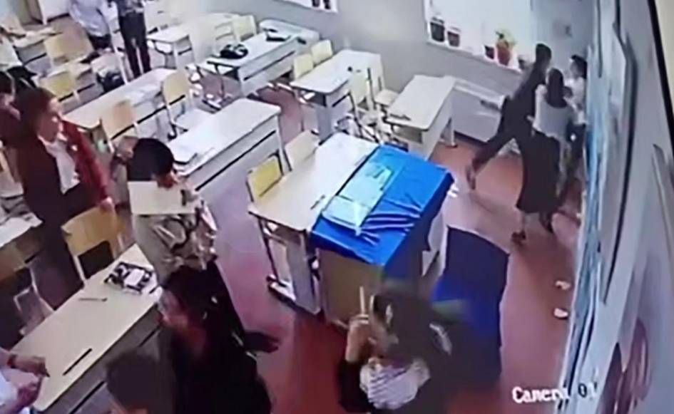 Сирдарёдаги мактабда бола синфдош қизни калтаклади